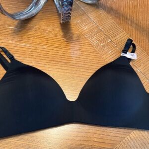 Victoria's Secret Black Wireless Lightly Lined Bra.  NWT, 34C.